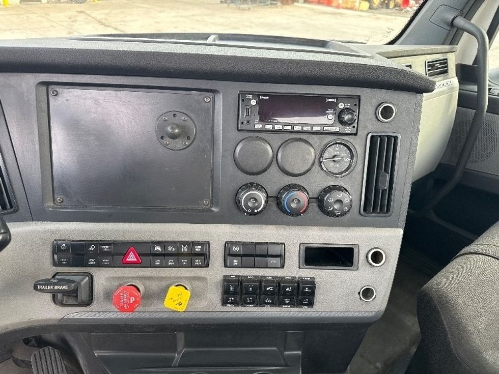 Day Cab Tractor-Heavy Duty Tractors-Freightliner-2022-T12684ST-Flat Rock-MI-753,462\n\t\tmiles-$ 39,250 - Image 10