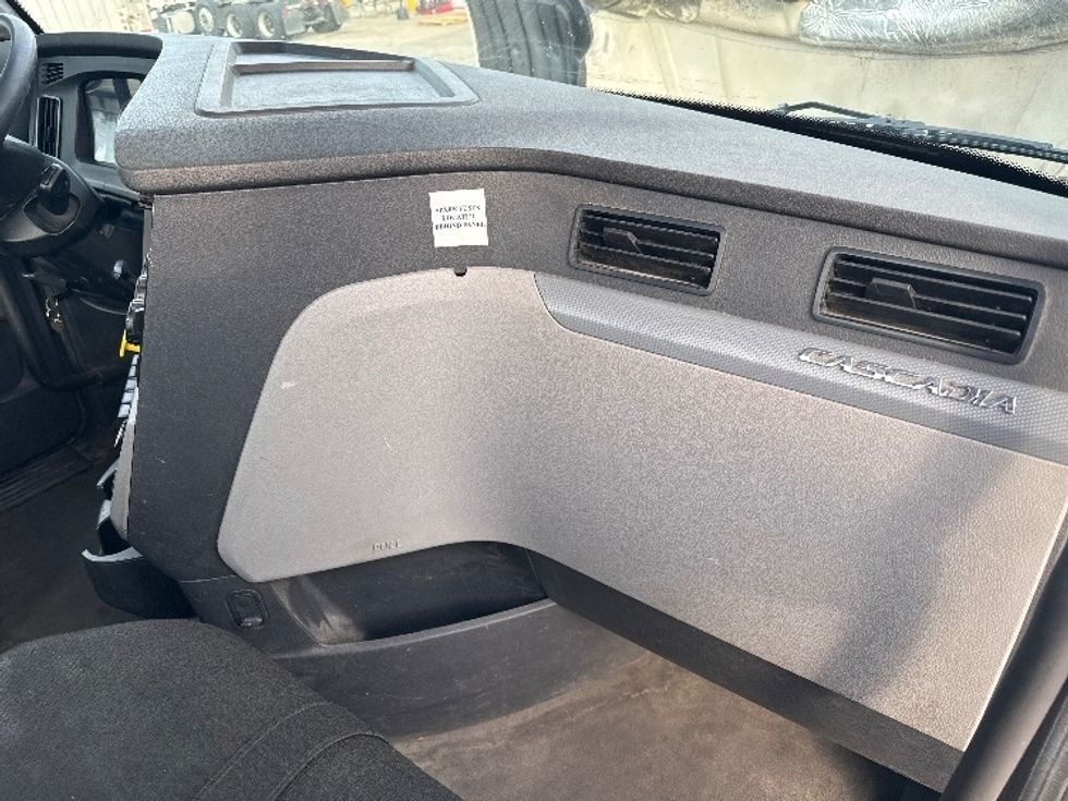 Day Cab Tractor-Heavy Duty Tractors-Freightliner-2022-T12684ST-Flat Rock-MI-753,462\n\t\tmiles-$ 39,250 - Image 13