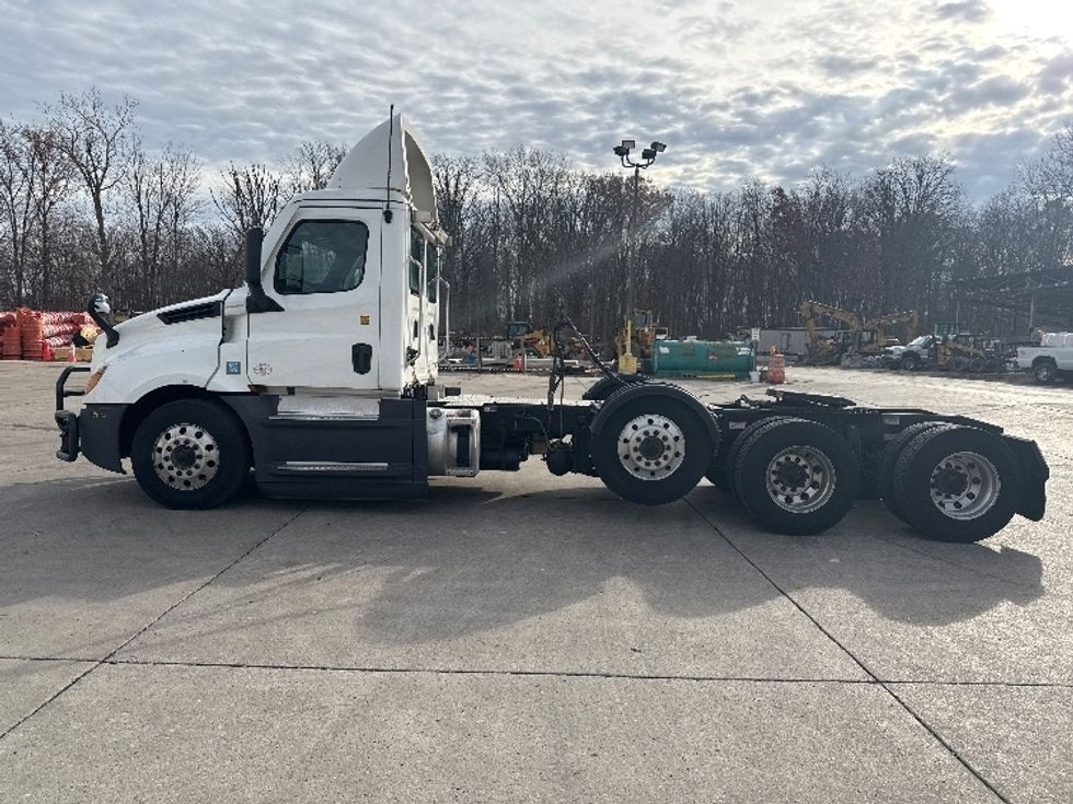 Day Cab Tractor-Heavy Duty Tractors-Freightliner-2022-T12684ST-Flat Rock-MI-753,462\n\t\tmiles-$ 39,250 - Image 4