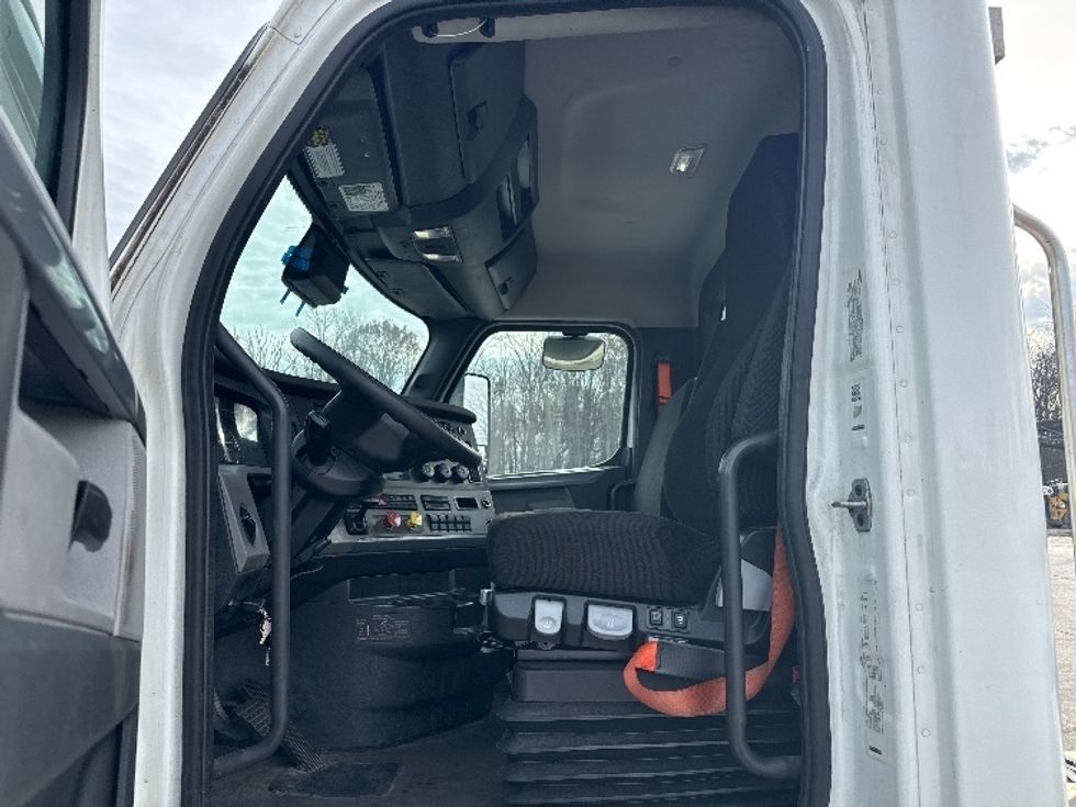 Day Cab Tractor-Heavy Duty Tractors-Freightliner-2022-T12684ST-Flat Rock-MI-753,462\n\t\tmiles-$ 39,250 - Image 9