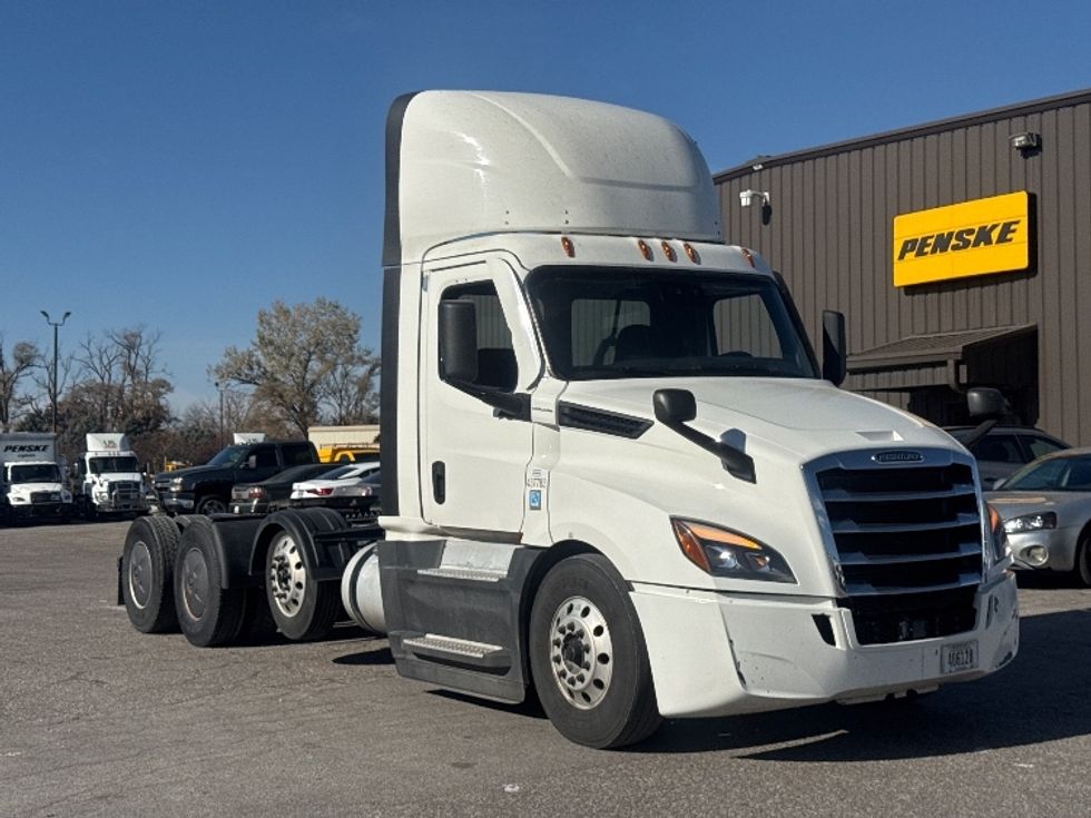 Day Cab Tractor-Heavy Duty Tractors-Freightliner-2022-T12684ST-Omaha-NE-573,418\n\t\tmiles-$ 60,750 - Image 1