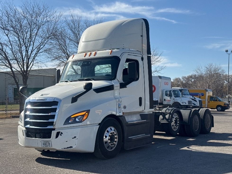 Day Cab Tractor-Heavy Duty Tractors-Freightliner-2022-T12684ST-Omaha-NE-573,418\n\t\tmiles-$ 60,750 - Image 2