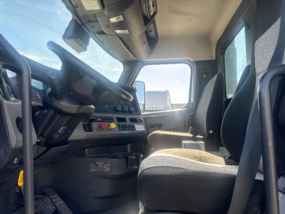 Day Cab Tractor-Heavy Duty Tractors-Freightliner-2022-T12684ST-Omaha-NE-573,418\n\t\tmiles-$ 60,750 - Image 5