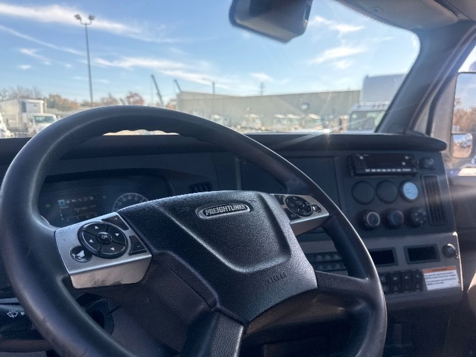 Day Cab Tractor-Heavy Duty Tractors-Freightliner-2022-T12684ST-Omaha-NE-573,418\n\t\tmiles-$ 60,750 - Image 6