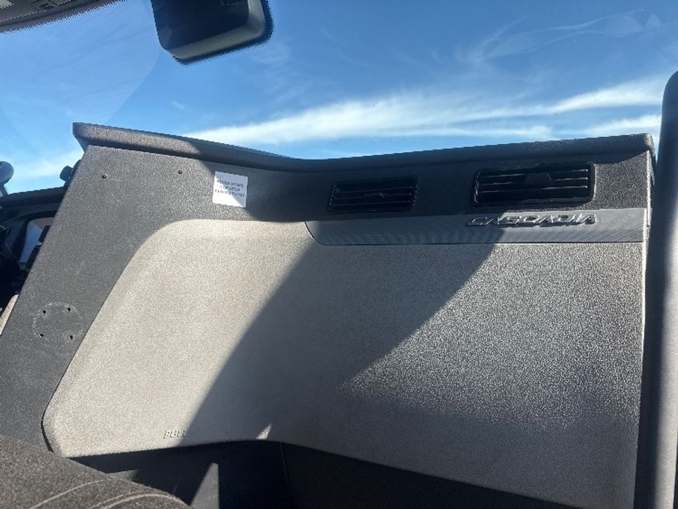 Day Cab Tractor-Heavy Duty Tractors-Freightliner-2022-T12684ST-Omaha-NE-573,418\n\t\tmiles-$ 60,750 - Image 8