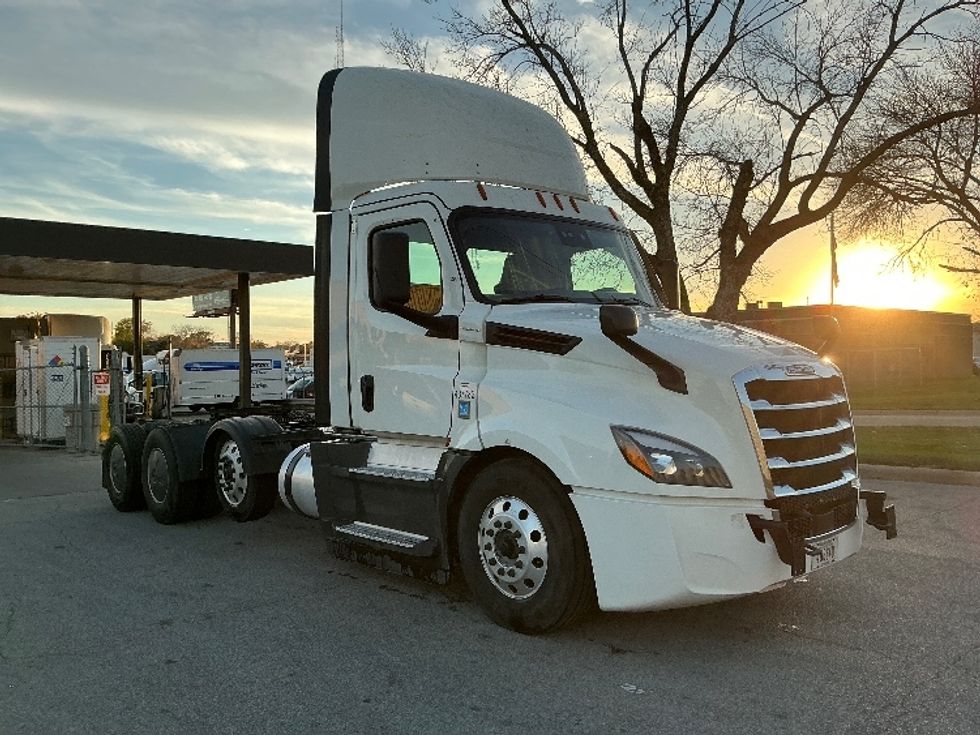 Day Cab Tractor-Heavy Duty Tractors-Freightliner-2022-T12684ST-Omaha-NE-593,117\n\t\tmiles-$ 58,250 - Image 1