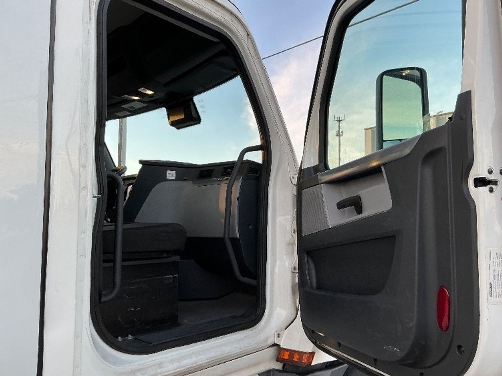 Day Cab Tractor-Heavy Duty Tractors-Freightliner-2022-T12684ST-Omaha-NE-593,117\n\t\tmiles-$ 58,250 - Image 12