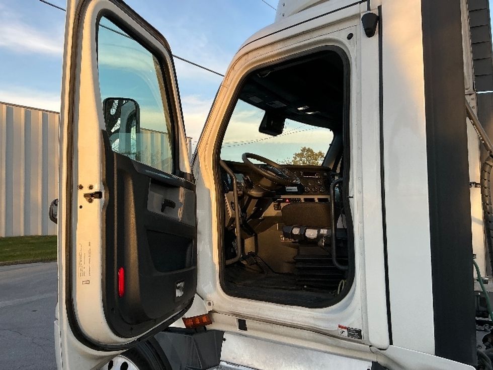 Day Cab Tractor-Heavy Duty Tractors-Freightliner-2022-T12684ST-Omaha-NE-593,117\n\t\tmiles-$ 58,250 - Image 9