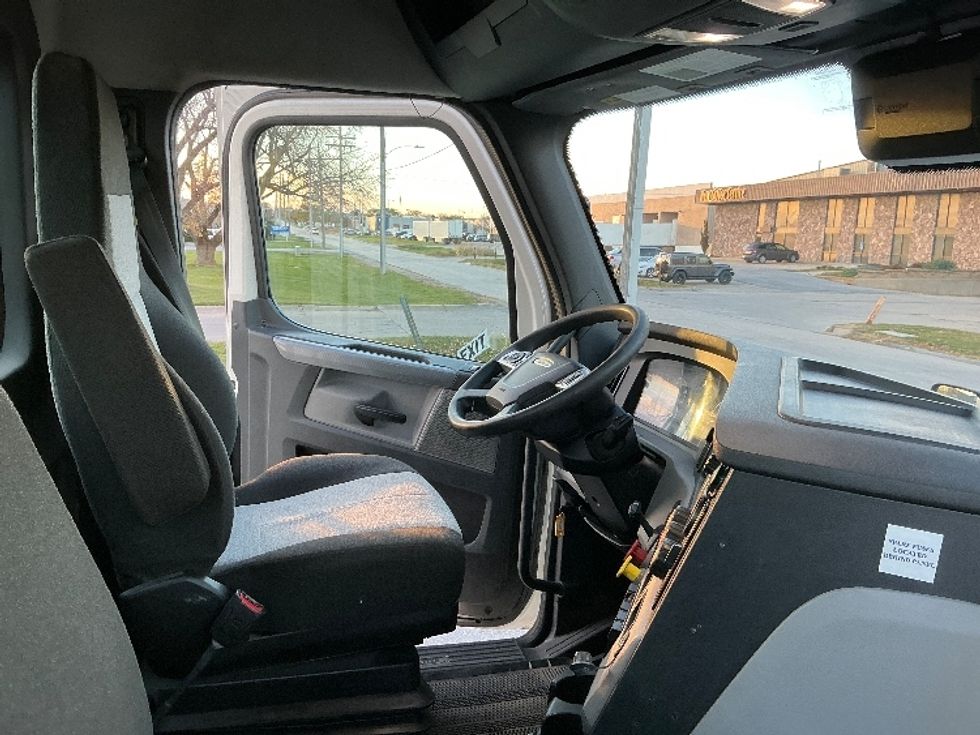 Day Cab Tractor-Heavy Duty Tractors-Freightliner-2022-T12684ST-Omaha-NE-603,567\n\t\tmiles-$ 55,500 - Image 14