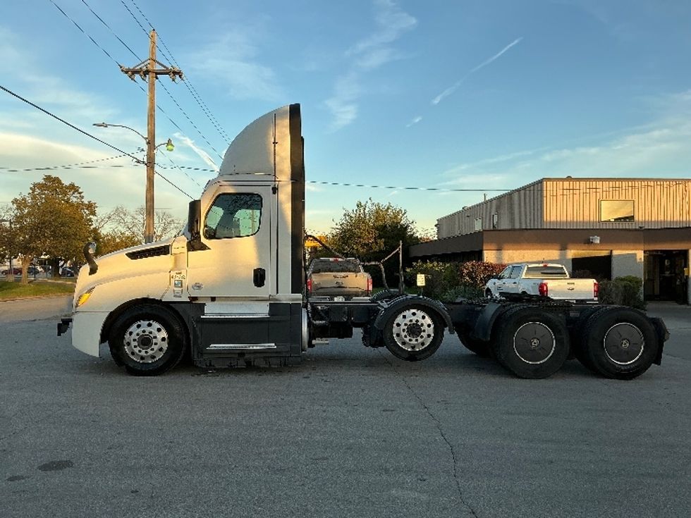 Day Cab Tractor-Heavy Duty Tractors-Freightliner-2022-T12684ST-Omaha-NE-603,567\n\t\tmiles-$ 55,500 - Image 4