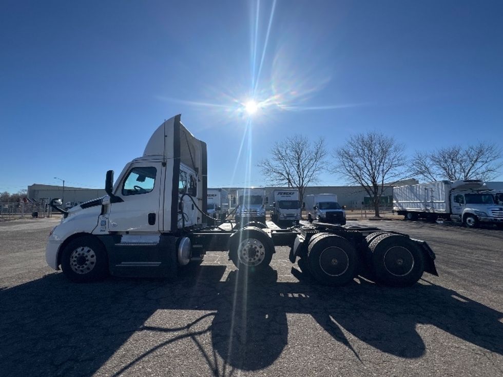 Day Cab Tractor-Heavy Duty Tractors-Freightliner-2022-T12684ST-Omaha-NE-629,653\n\t\tmiles-$ 54,000 - Image 4