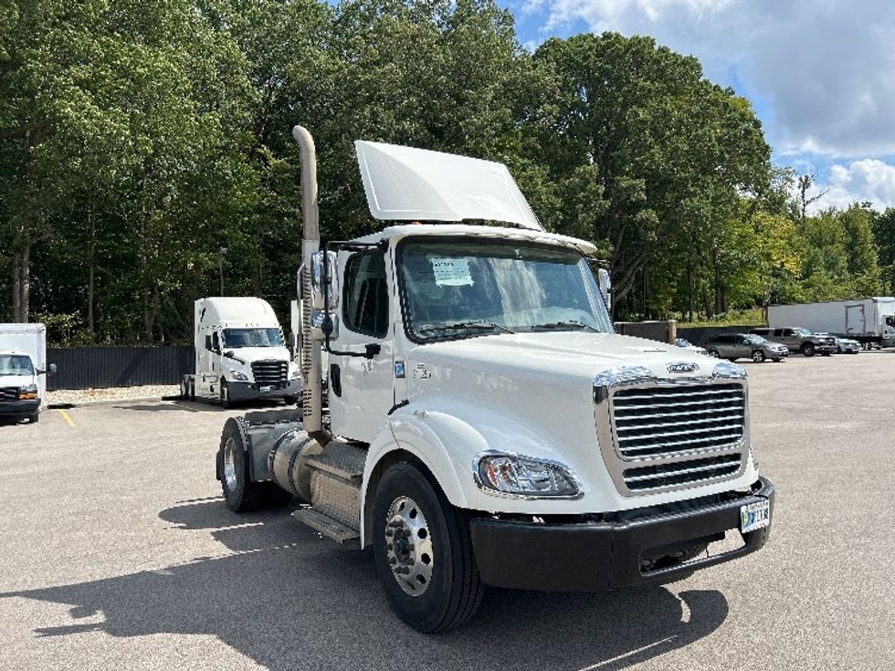 Day Cab Tractor-Heavy Duty Tractors-Freightliner-2023-M211242S-Byron Center-MI-197,871\n\t\tmiles-$ 64,000 - Image 1