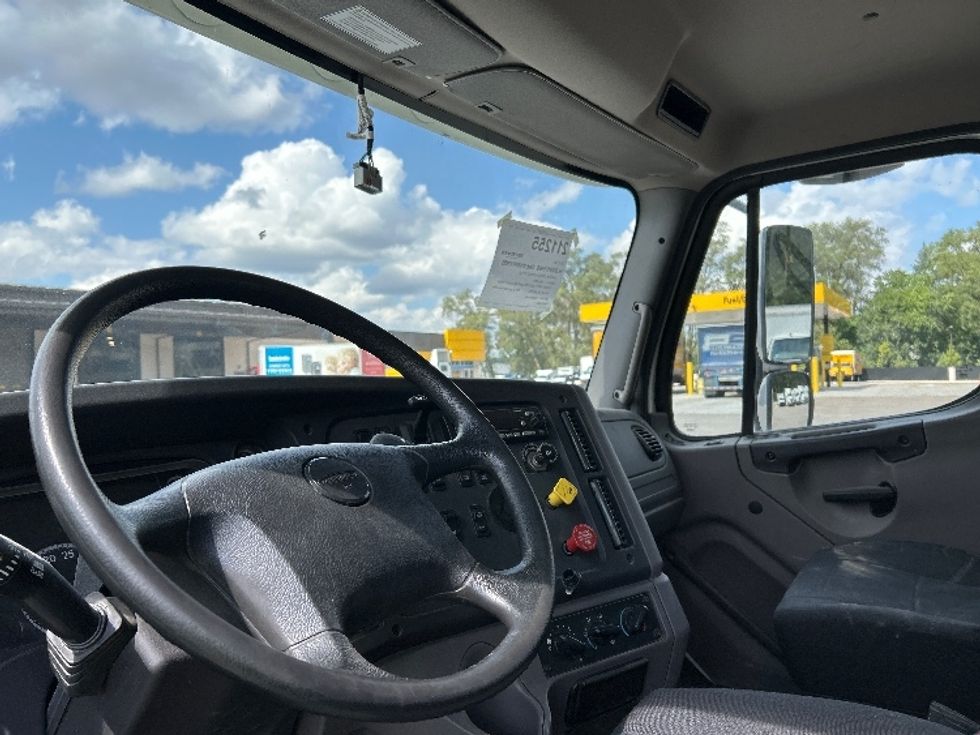 Day Cab Tractor-Heavy Duty Tractors-Freightliner-2023-M211242S-Byron Center-MI-197,871\n\t\tmiles-$ 64,000 - Image 10