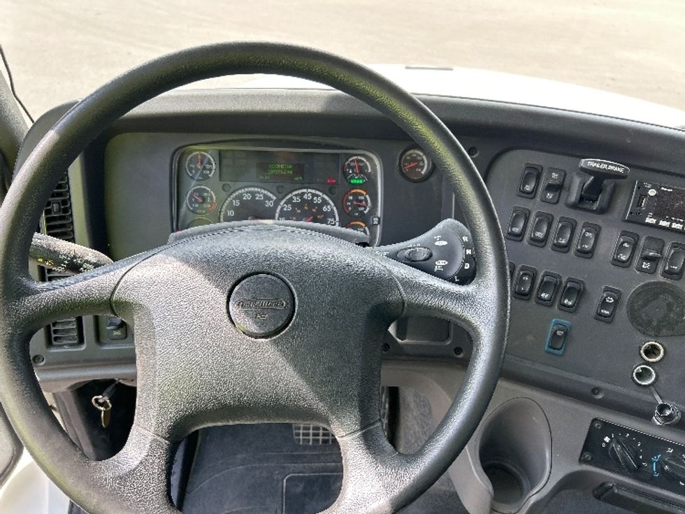 Day Cab Tractor-Heavy Duty Tractors-Freightliner-2023-M211242S-Byron Center-MI-197,871\n\t\tmiles-$ 64,000 - Image 11