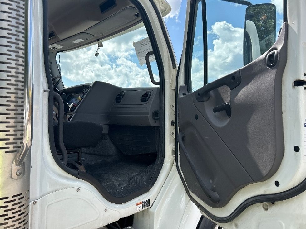 Day Cab Tractor-Heavy Duty Tractors-Freightliner-2023-M211242S-Byron Center-MI-197,871\n\t\tmiles-$ 64,000 - Image 12
