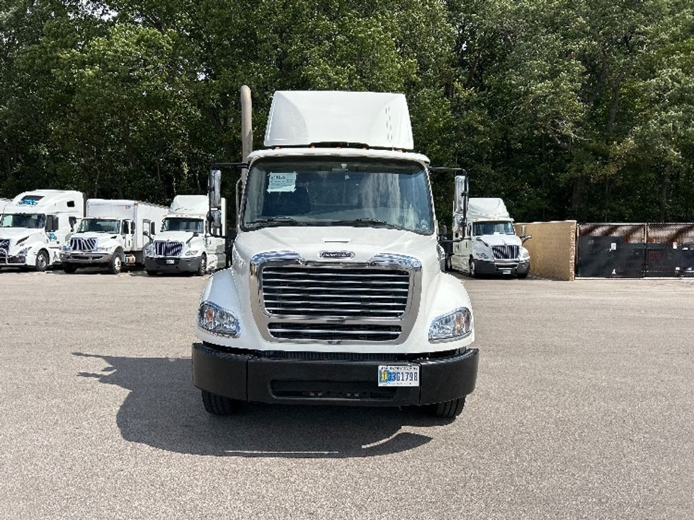 Day Cab Tractor-Heavy Duty Tractors-Freightliner-2023-M211242S-Byron Center-MI-197,871\n\t\tmiles-$ 64,000 - Image 2