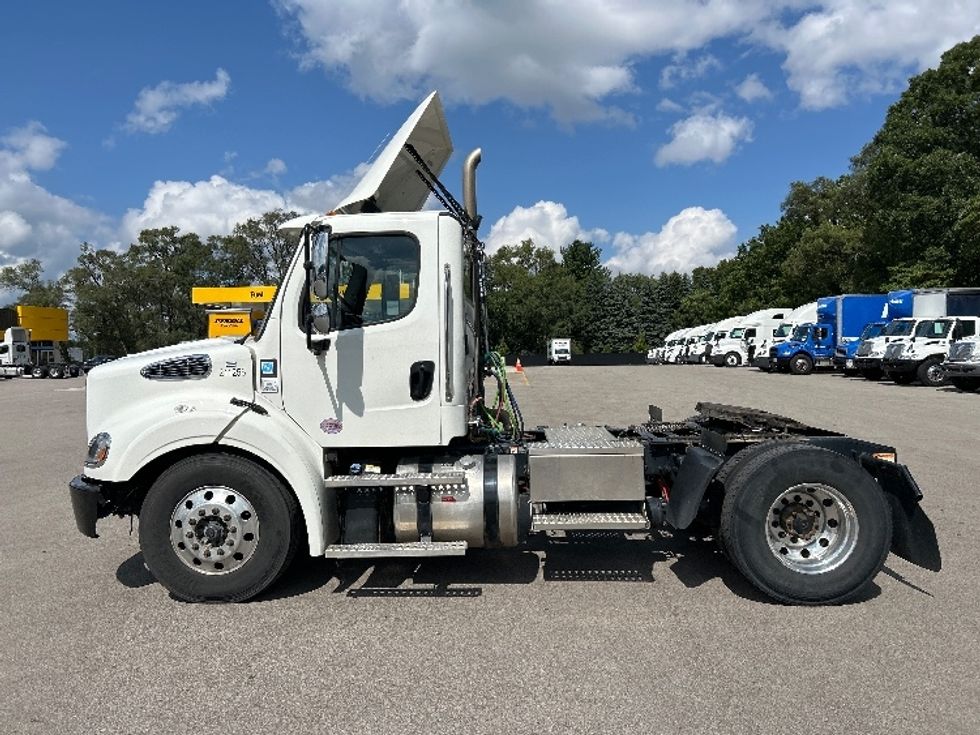 Day Cab Tractor-Heavy Duty Tractors-Freightliner-2023-M211242S-Byron Center-MI-197,871\n\t\tmiles-$ 64,000 - Image 4
