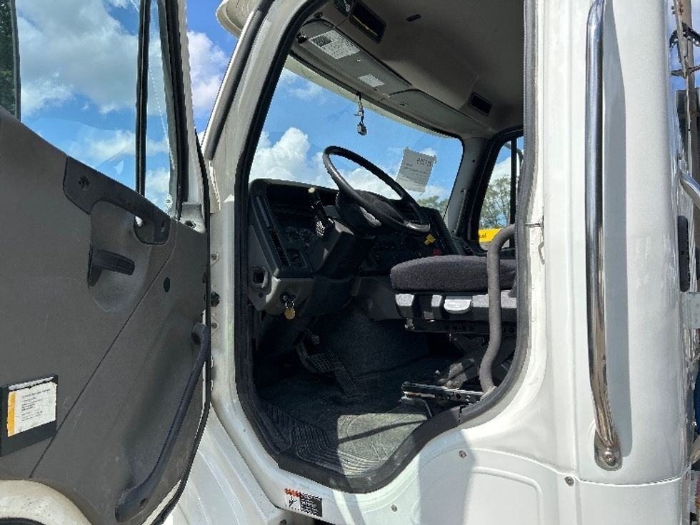 Day Cab Tractor-Heavy Duty Tractors-Freightliner-2023-M211242S-Byron Center-MI-197,871\n\t\tmiles-$ 64,000 - Image 9