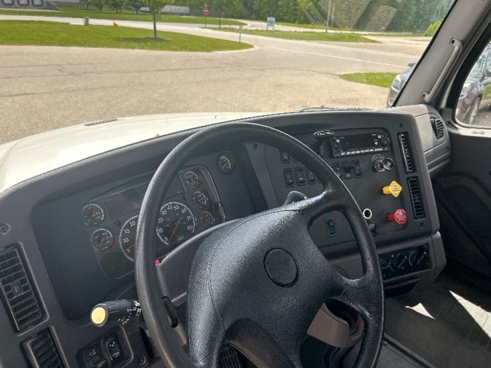 Day Cab Tractor-Heavy Duty Tractors-Freightliner-2023-M211242S-Holland-MI-146,213\n\t\tmiles-$ 66,250 - Image 10