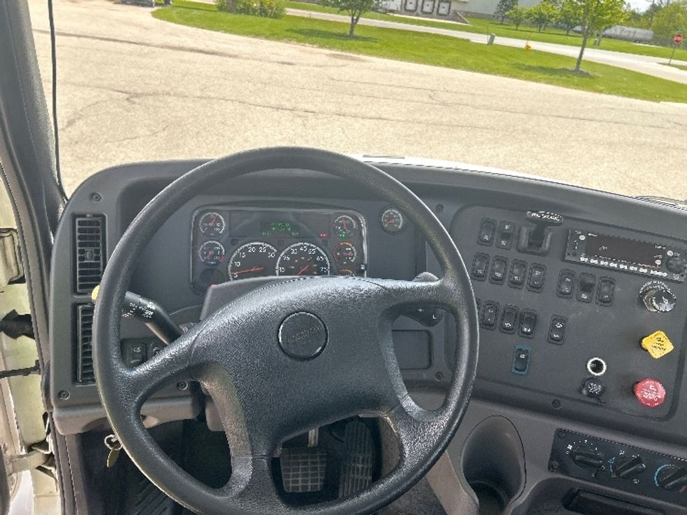 Day Cab Tractor-Heavy Duty Tractors-Freightliner-2023-M211242S-Holland-MI-146,213\n\t\tmiles-$ 66,250 - Image 11