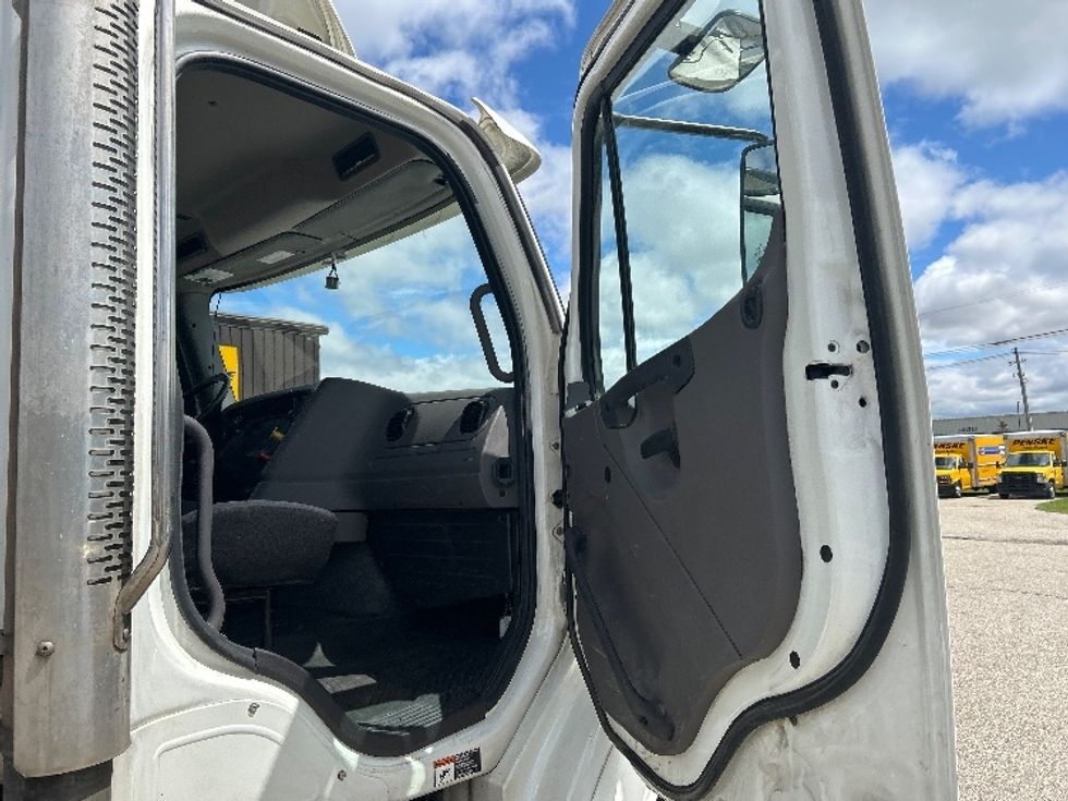 Day Cab Tractor-Heavy Duty Tractors-Freightliner-2023-M211242S-Holland-MI-146,213\n\t\tmiles-$ 66,250 - Image 12