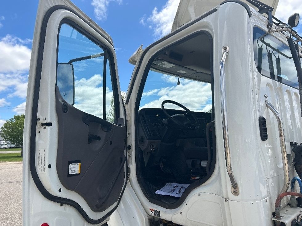 Day Cab Tractor-Heavy Duty Tractors-Freightliner-2023-M211242S-Holland-MI-146,213\n\t\tmiles-$ 66,250 - Image 9