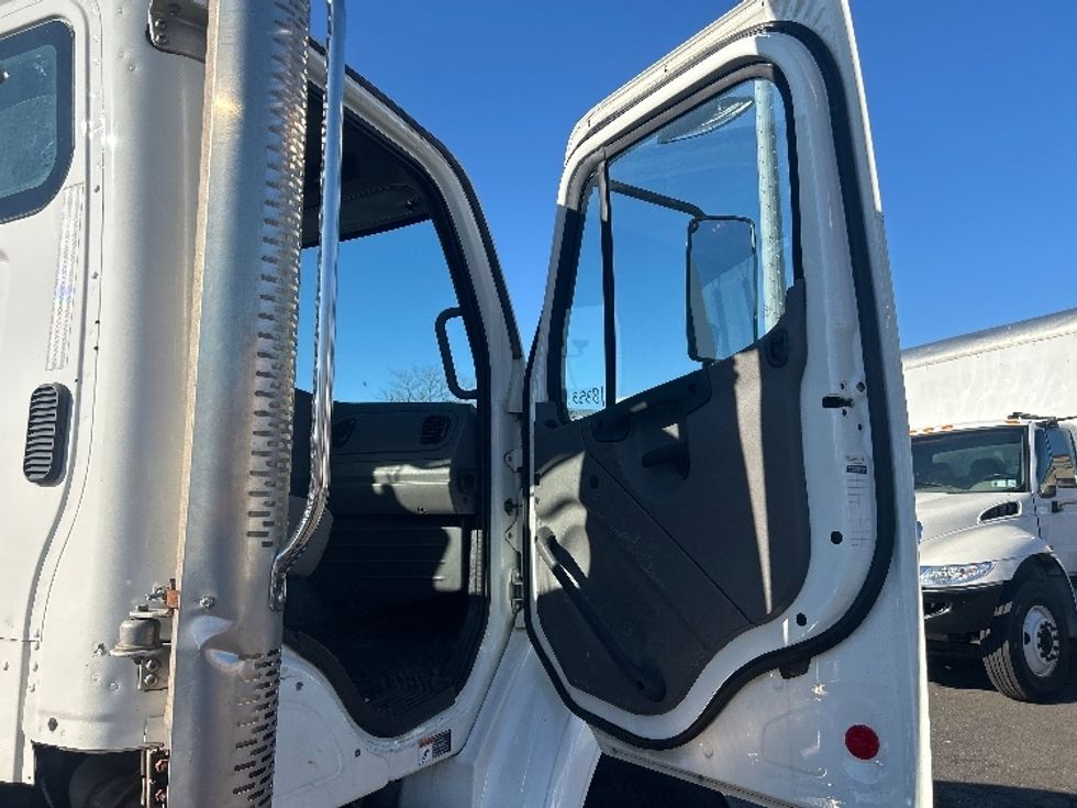 Day Cab Tractor-Heavy Duty Tractors-Freightliner-2023-M211264S-West Babylon-NY-11,844\n\t\tmiles-$ 89,000 - Image 12
