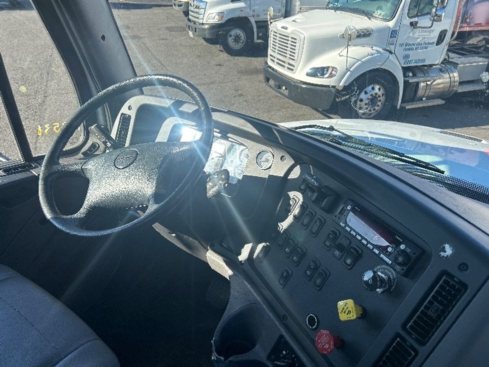 Day Cab Tractor-Heavy Duty Tractors-Freightliner-2023-M211264S-West Babylon-NY-11,844\n\t\tmiles-$ 89,000 - Image 14