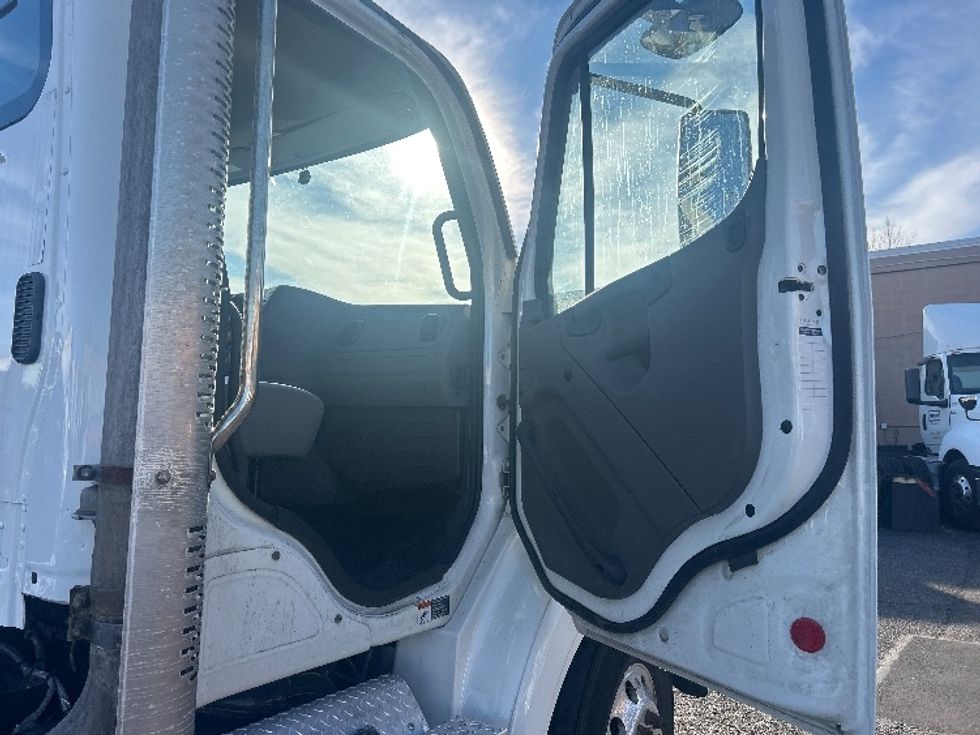 Day Cab Tractor-Heavy Duty Tractors-Freightliner-2023-M211264S-West Babylon-NY-92,411\n\t\tmiles-$ 81,750 - Image 12