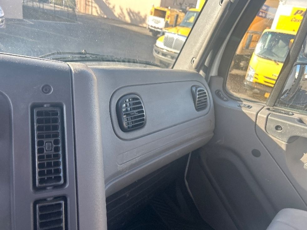 Day Cab Tractor-Heavy Duty Tractors-Freightliner-2023-M211264S-West Babylon-NY-92,411\n\t\tmiles-$ 81,750 - Image 13