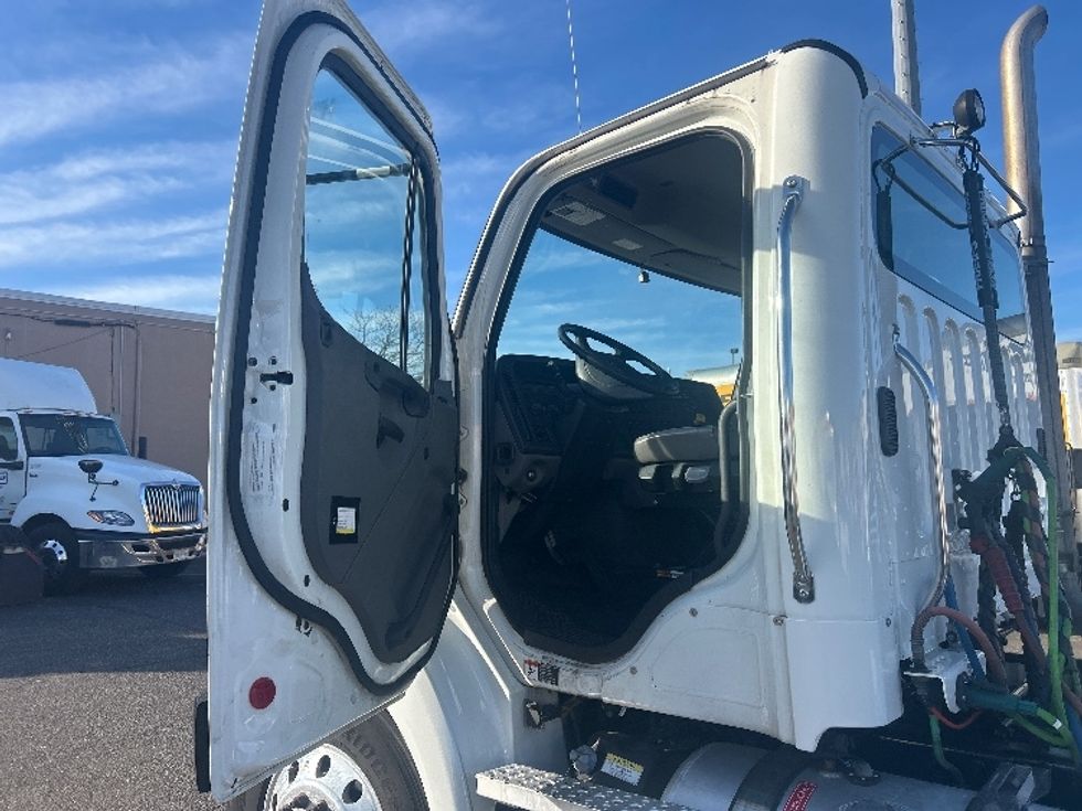 Day Cab Tractor-Heavy Duty Tractors-Freightliner-2023-M211264S-West Babylon-NY-92,411\n\t\tmiles-$ 81,750 - Image 9