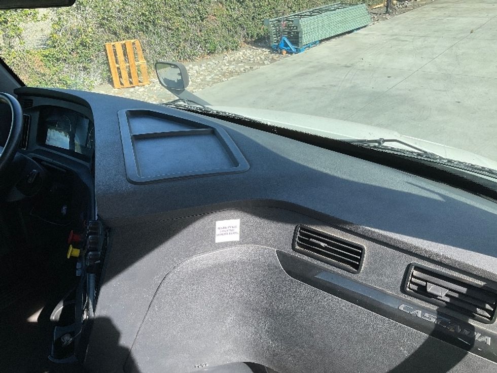 Day Cab Tractor-Heavy Duty Tractors-Freightliner-2023-T11642ST-Fontana-CA-133,541\n\t\tmiles-$ 89,250 - Image 13