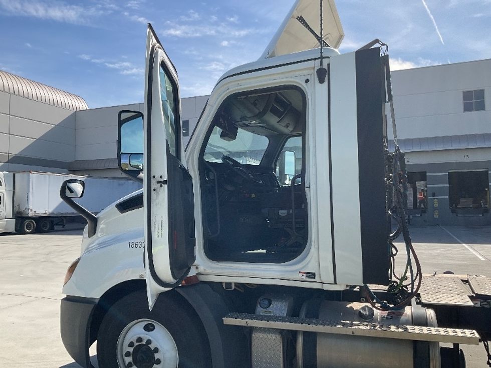 Day Cab Tractor-Heavy Duty Tractors-Freightliner-2023-T11642ST-Fontana-CA-133,541\n\t\tmiles-$ 89,250 - Image 9