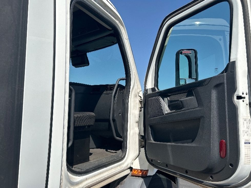 Day Cab Tractor-Heavy Duty Tractors-Freightliner-2023-T11642ST-Phoenix-AZ-162,864\n\t\tmiles-$ 85,750 - Image 12