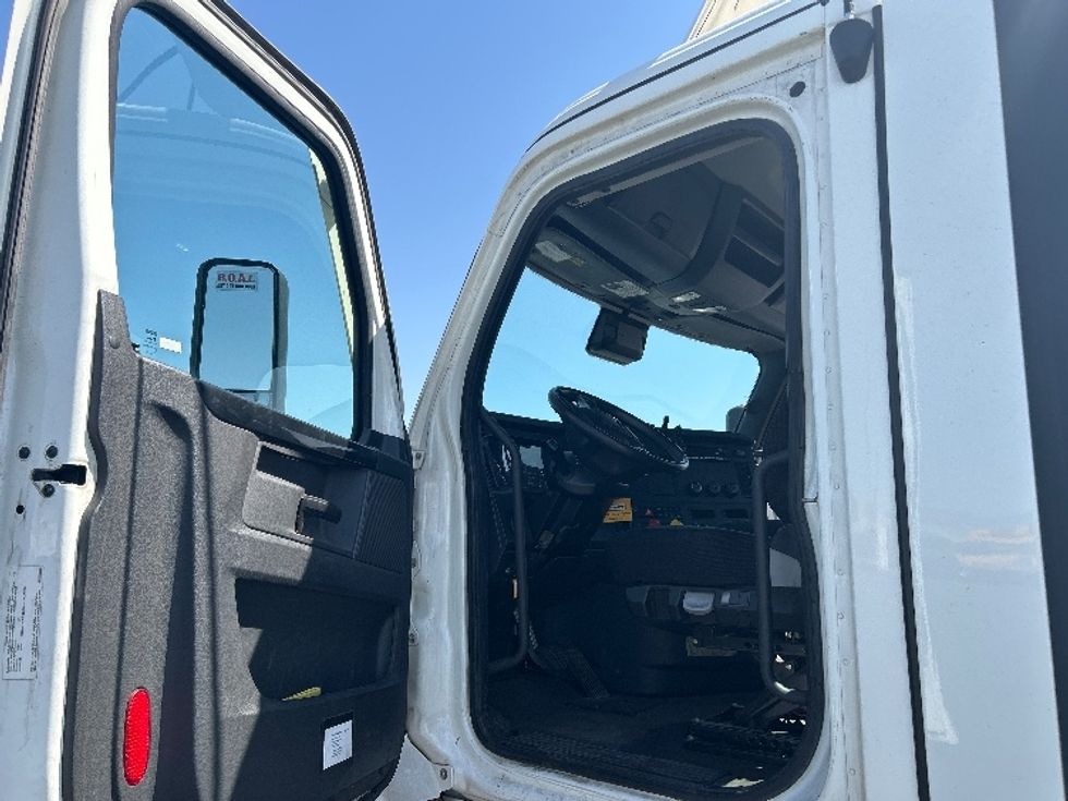 Day Cab Tractor-Heavy Duty Tractors-Freightliner-2023-T11642ST-Phoenix-AZ-162,864\n\t\tmiles-$ 85,750 - Image 9