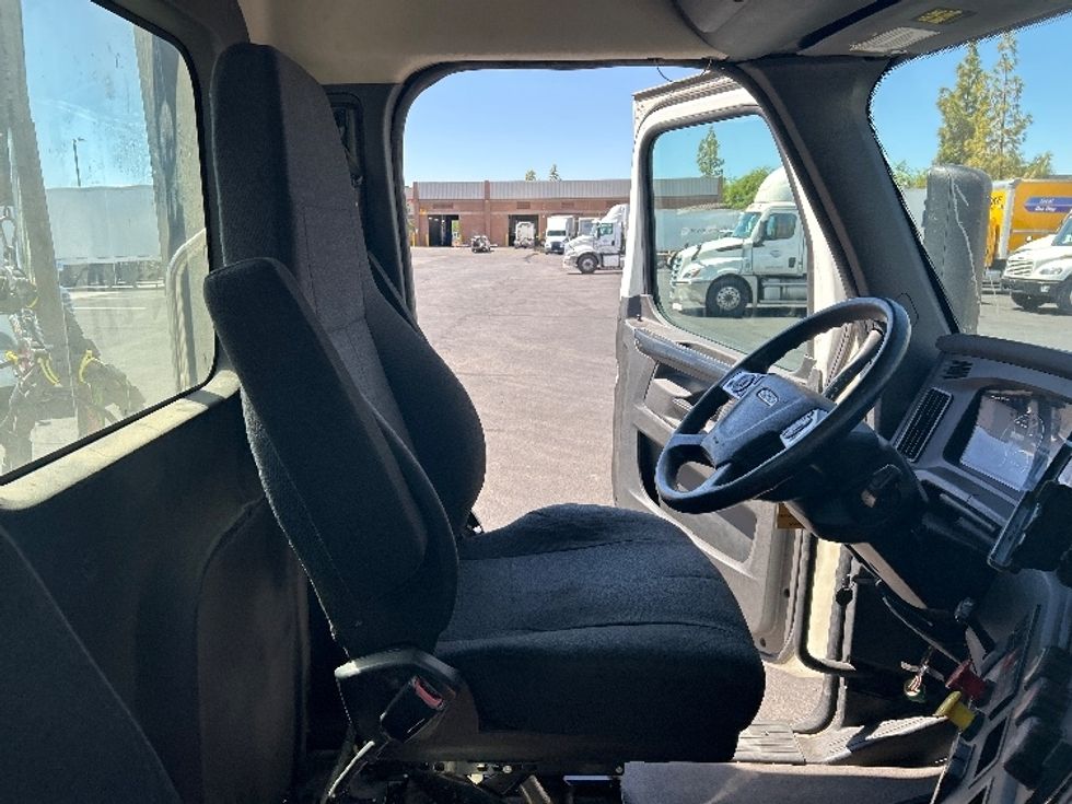 Day Cab Tractor-Heavy Duty Tractors-Freightliner-2023-T11642ST-Phoenix-AZ-217,555\n\t\tmiles-$ 82,500 - Image 14