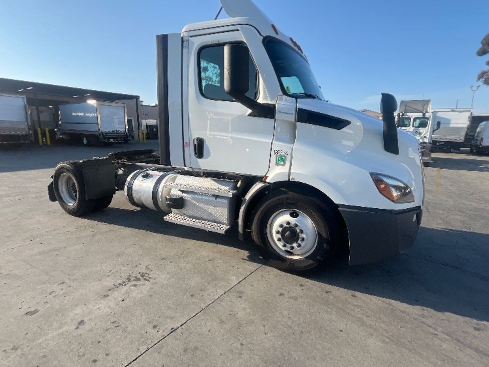 Day Cab Tractor-Heavy Duty Tractors-Freightliner-2023-T11642ST-San Marcos-CA-189,473\n\t\tmiles-$ 83,750 - Image 1