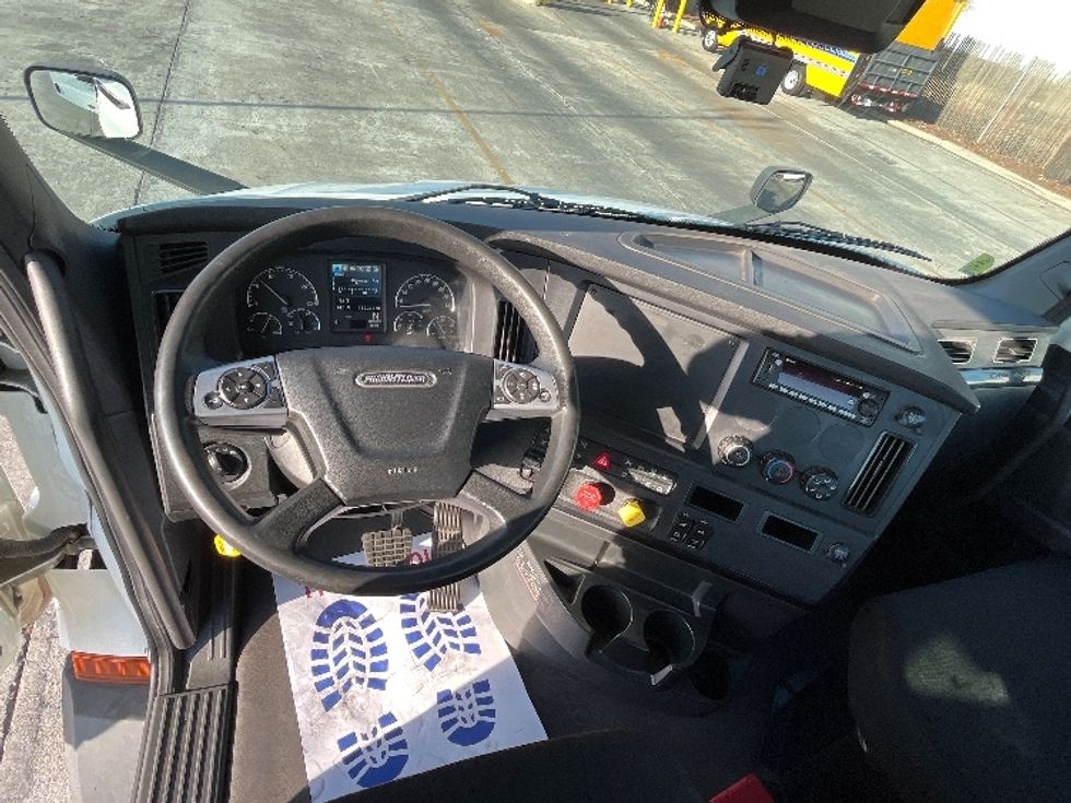 Day Cab Tractor-Heavy Duty Tractors-Freightliner-2023-T11642ST-San Marcos-CA-189,473\n\t\tmiles-$ 83,750 - Image 11