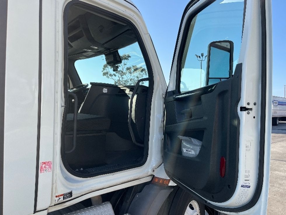 Day Cab Tractor-Heavy Duty Tractors-Freightliner-2023-T11642ST-San Marcos-CA-189,473\n\t\tmiles-$ 83,750 - Image 12