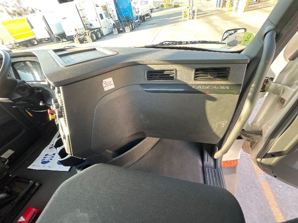 Day Cab Tractor-Heavy Duty Tractors-Freightliner-2023-T11642ST-San Marcos-CA-189,473\n\t\tmiles-$ 83,750 - Image 13