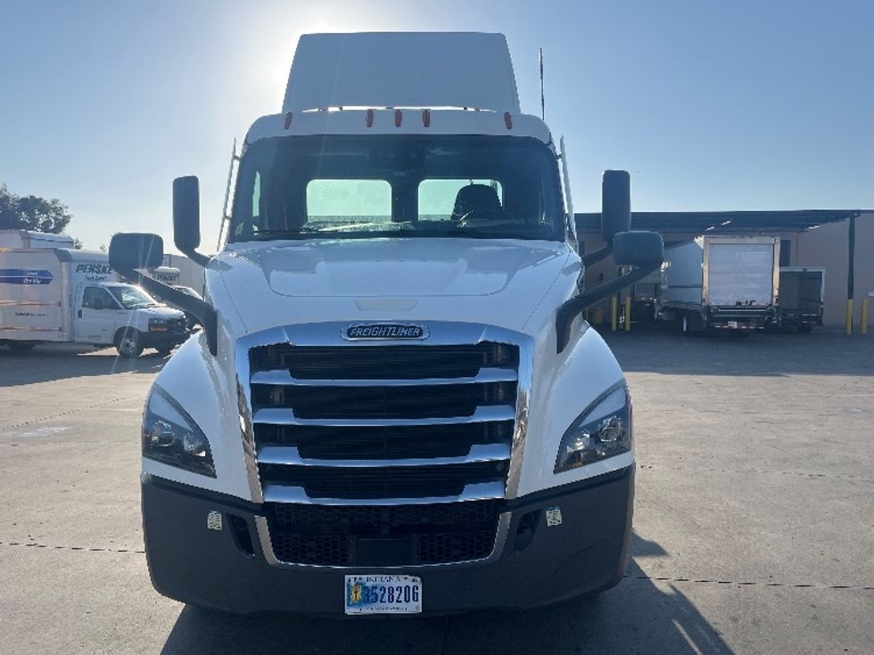 Day Cab Tractor-Heavy Duty Tractors-Freightliner-2023-T11642ST-San Marcos-CA-189,473\n\t\tmiles-$ 83,750 - Image 2