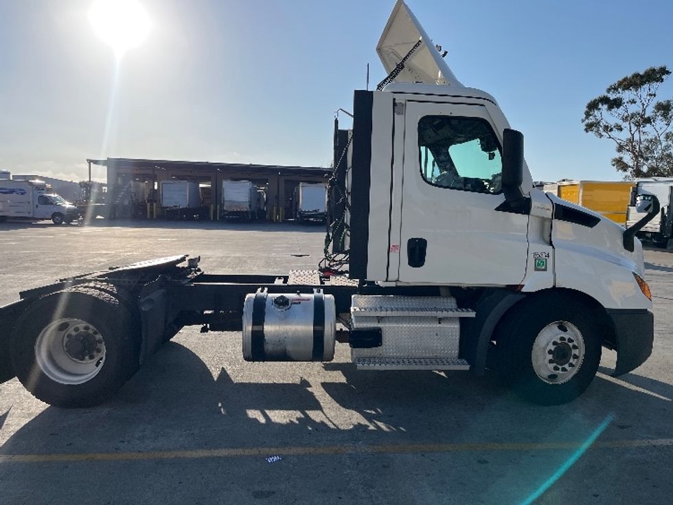 Day Cab Tractor-Heavy Duty Tractors-Freightliner-2023-T11642ST-San Marcos-CA-189,473\n\t\tmiles-$ 83,750 - Image 8