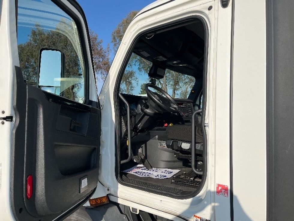 Day Cab Tractor-Heavy Duty Tractors-Freightliner-2023-T11642ST-San Marcos-CA-189,473\n\t\tmiles-$ 83,750 - Image 9