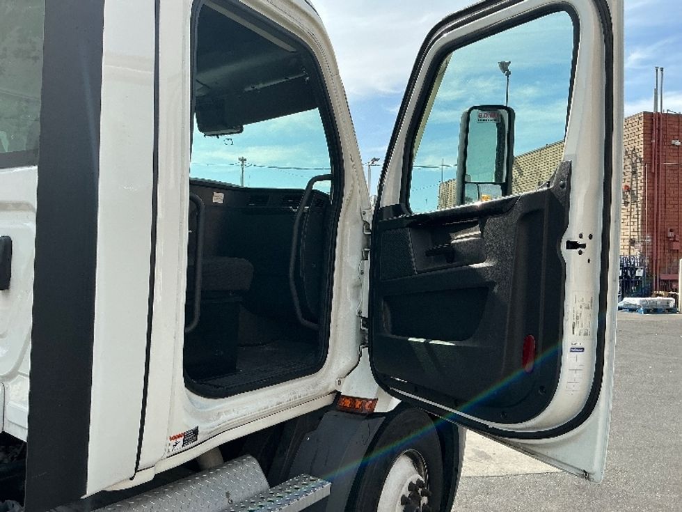 Day Cab Tractor-Heavy Duty Tractors-Freightliner-2023-T11642ST-Torrance-CA-107,691\n\t\tmiles-$ 93,250 - Image 12