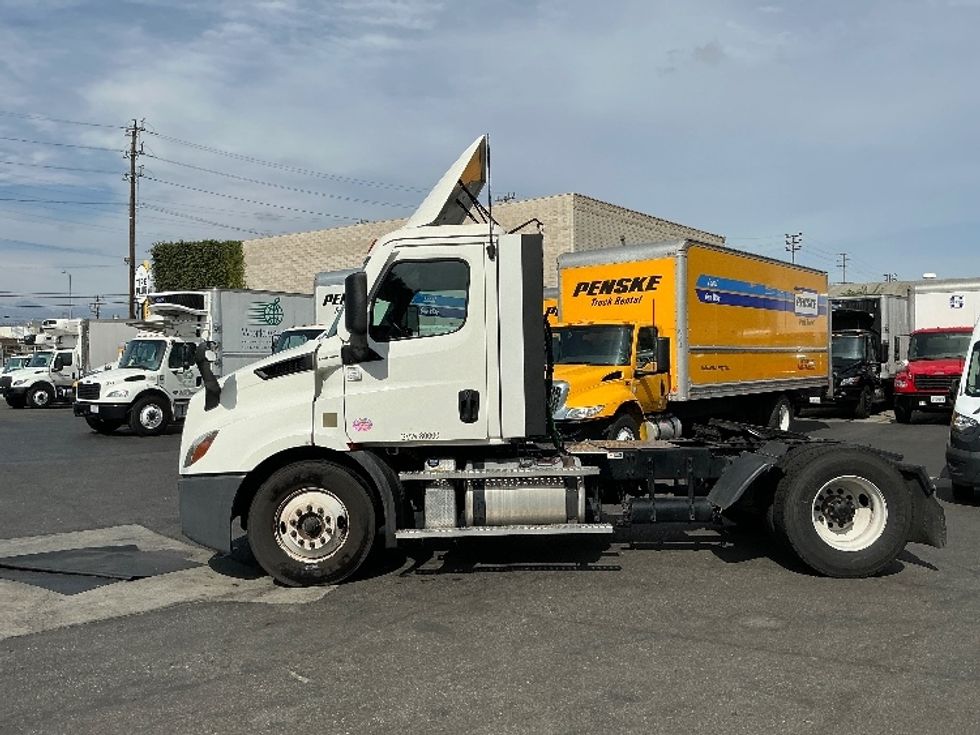 Day Cab Tractor-Heavy Duty Tractors-Freightliner-2023-T11642ST-Torrance-CA-107,691\n\t\tmiles-$ 93,250 - Image 4