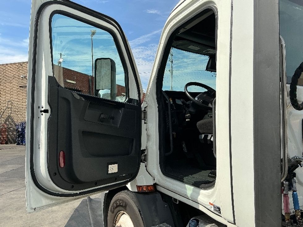Day Cab Tractor-Heavy Duty Tractors-Freightliner-2023-T11642ST-Torrance-CA-107,691\n\t\tmiles-$ 93,250 - Image 9