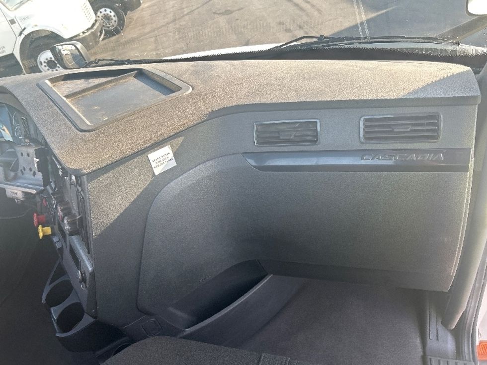 Day Cab Tractor-Heavy Duty Tractors-Freightliner-2023-T11642ST-Torrance-CA-138,381\n\t\tmiles-$ 90,750 - Image 13