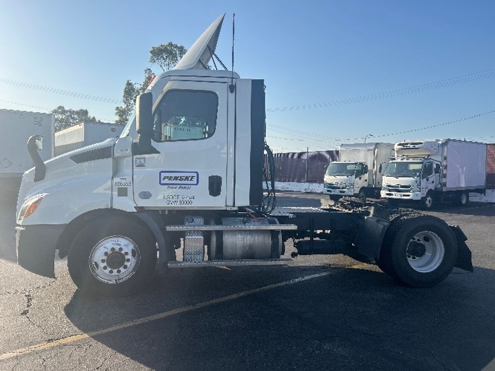 Day Cab Tractor-Heavy Duty Tractors-Freightliner-2023-T11642ST-Torrance-CA-138,381\n\t\tmiles-$ 90,750 - Image 4