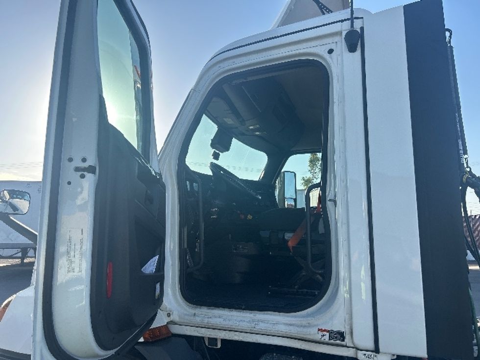 Day Cab Tractor-Heavy Duty Tractors-Freightliner-2023-T11642ST-Torrance-CA-138,381\n\t\tmiles-$ 90,750 - Image 9