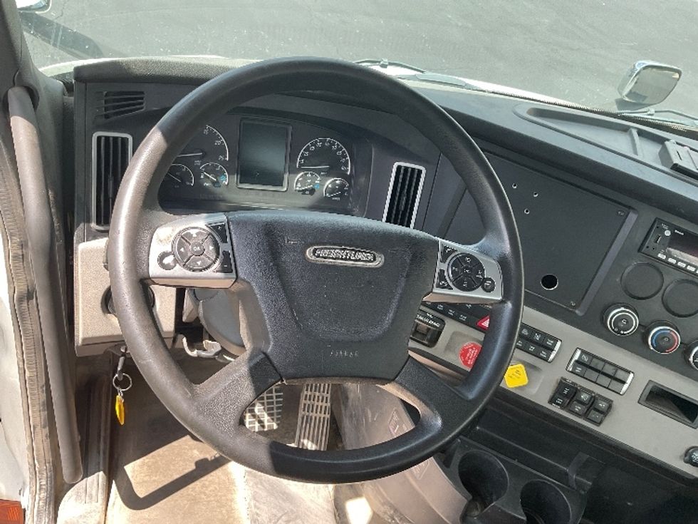 Day Cab Tractor-Heavy Duty Tractors-Freightliner-2023-T11664ST-Akron-OH-523,196\n\t\tmiles-$ 50,500 - Image 11